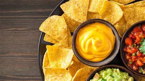 Infografía mostrando los ingredientes típicos de los nachos y sus acompañamientos.