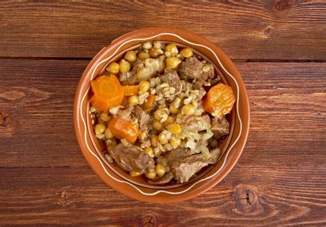 Ingredientes del Cholent: porotos, cebada, patatas