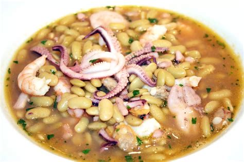 Plato de Alubia Verdina con mariscos
