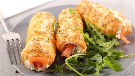Rollos de hojaldre con salmón ahumado y puerros
