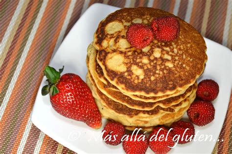 Panqueques de harina de arroz servidos con frutas
