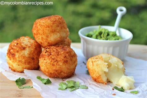 Bolitas de yuca rellenas de queso doradas y crujientes