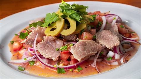 Plato de ceviche de carne servido