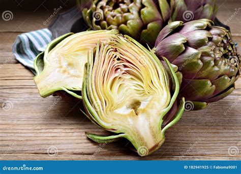Alcachofas cocidas y cortadas por la mitad