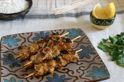 Pinchos de carne a la plancha con cebolla de verdeo