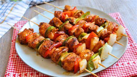 Brochetas de carne con pimientos, cebolla y tomates cereza asados