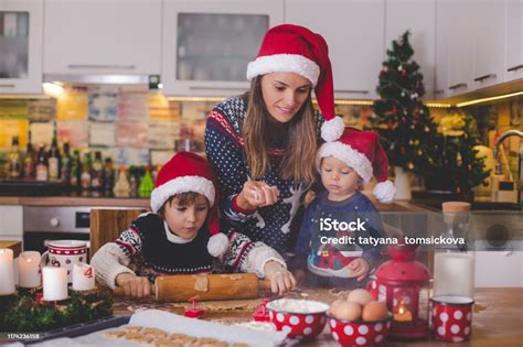 Niño ayudando a preparar galletas