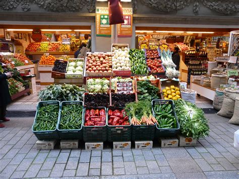 Puesto de mercado con una selección de setas y verduras