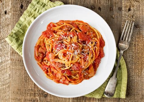 Plato de pasta con salsa amatriciana