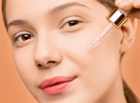 Mujer aplicando sérum en el rostro
