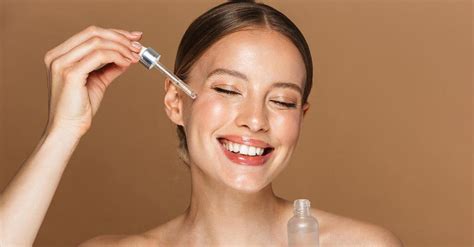 Mujer y hombre usando sérum facial