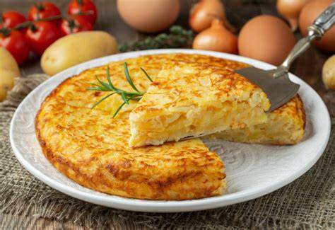 Plato de tortilla española servido en una mesa de cervecería