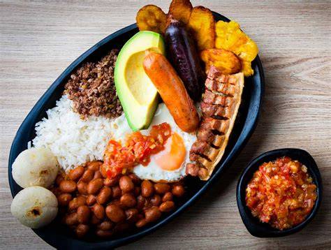 Bandeja paisa colombiana servida en el restaurante
