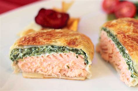 Árbol de hojaldre relleno de salmón y queso