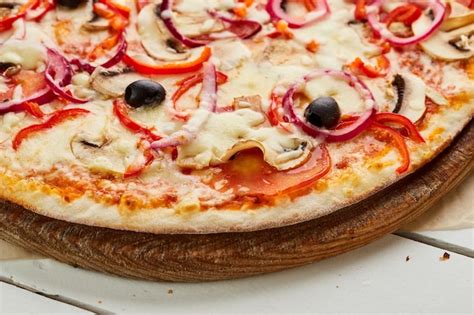Pizza vegetariana recién horneada