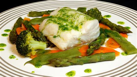 Merluza fresca y verduras para cocinar al vapor