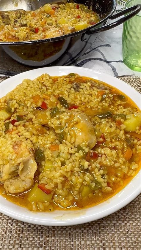 Arroz con pimientos y zanahorias en una paellera