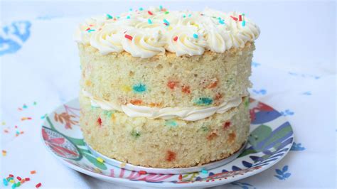 Tarta de cumpleaños decorada con ganache y sprinkles.