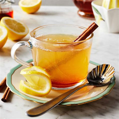 Ingredientes para un Hot Toddy: whisky, limón, miel, especias