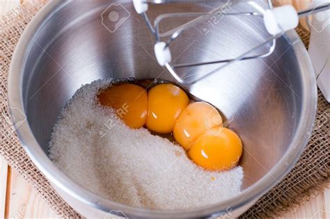 batir huevos con azucar y aceite