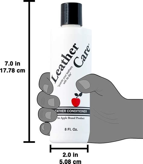 botella de acondicionador de cuero y un paño