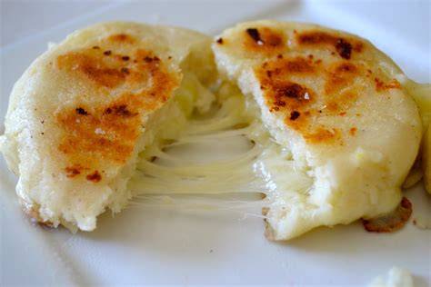 Arepa rellena de Pico de Gallo lista para servir