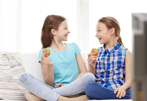 Niños viendo publicidad de galletas en televisión