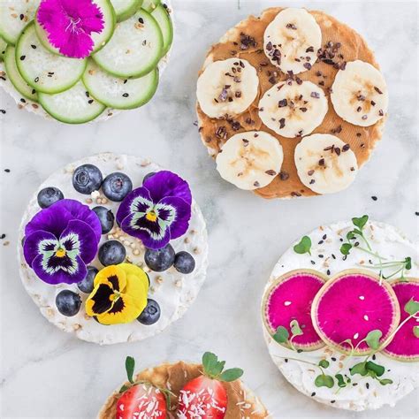 Una variedad de tortitas de arroz con diferentes toppings