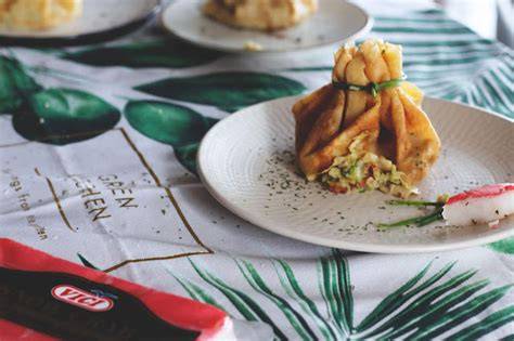 Crepes rellenos de guacamole, tomates cherry y surimi