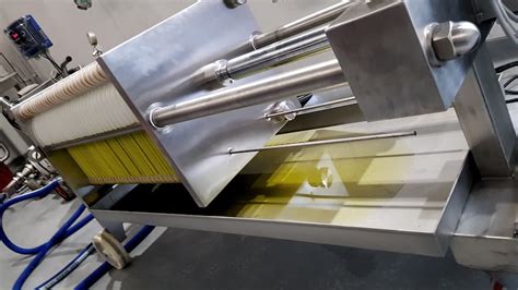 Proceso de filtrado de aceite de romero