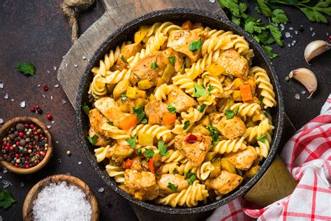 Fusilli con pollo y nueces