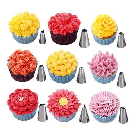 Biberón de decoración con varias boquillas y postres decorados