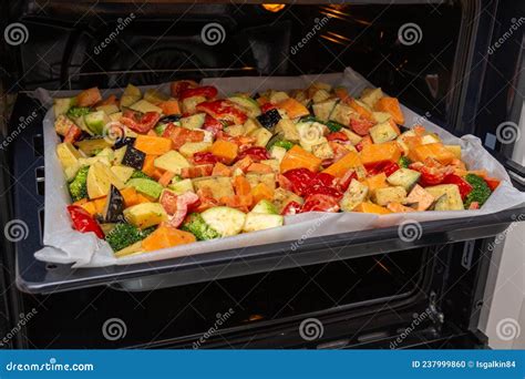 Chirivías cortadas y condimentadas en una bandeja de horno