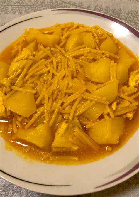 Fideos gordos con coliflor en un plato de barro