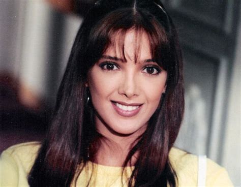 Adela Alonso Noriega sirviendo un plato