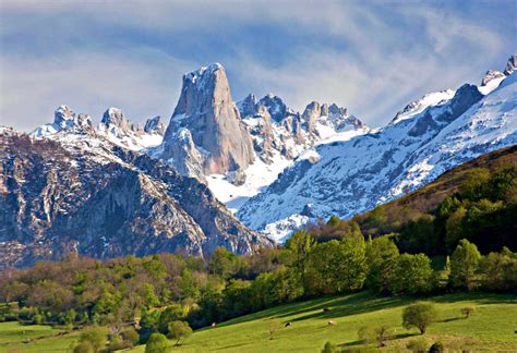 Paisaje asturiano con Picos de Europa