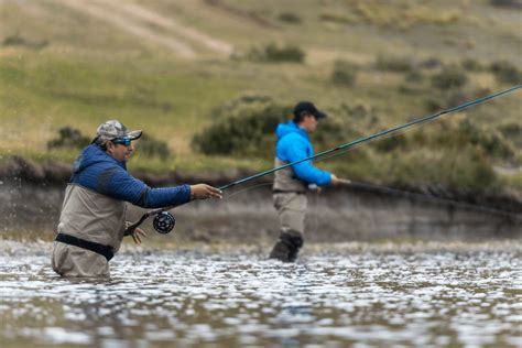 Pescador deportivo lanzando mosca en río asturiano