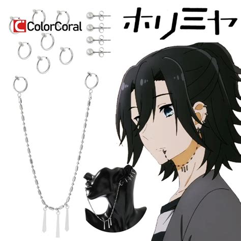 Izumi Miyamura con piercings y tatuajes