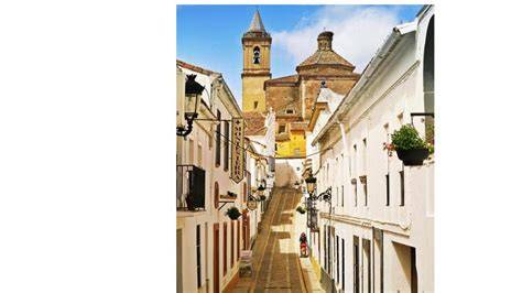 Vista de las calles empedradas y casas encaladas de Jabugo