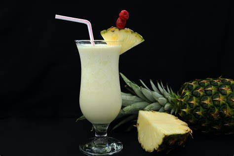 Copa de piña con adornos festivos