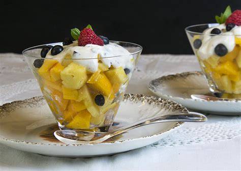 Variaciones de copas de postre con frutas