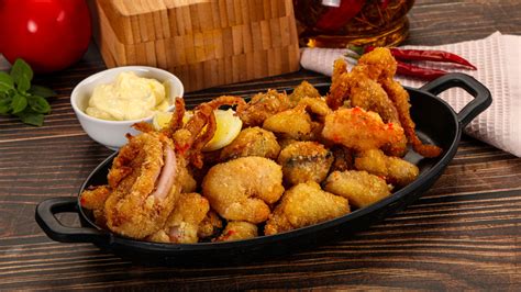 Plato de fritura de algas marinas con limón y pimienta rosa