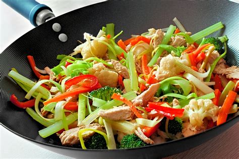 Wok de verduras con espagueti de mar, zanahoria y calabacín en espiral