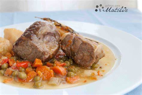 Plato de jarrete de ternera gallega guisado con verduras