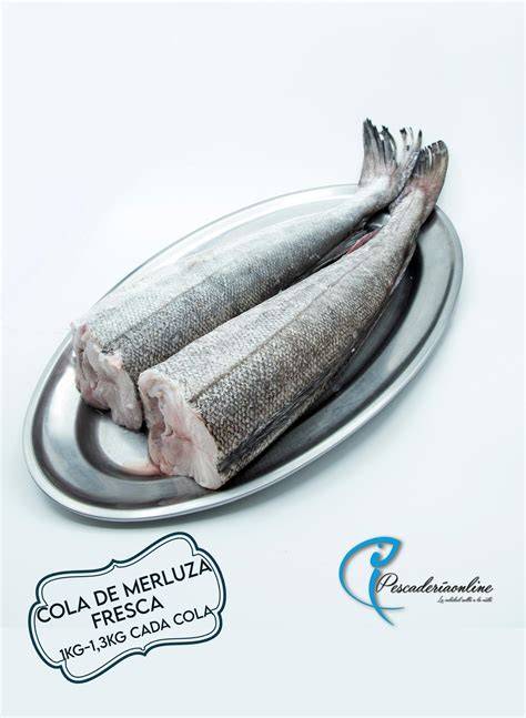 Cola de merluza fresca en una pescadería