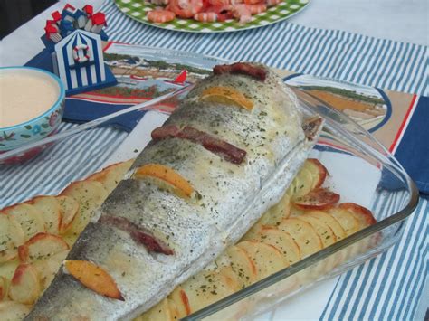 Cola de merluza con jamón y limón en cortes, lista para hornear