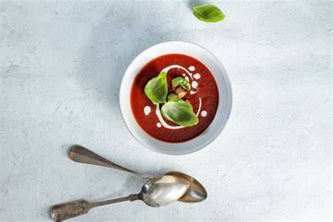 Plato de gazpacho presentado de forma innovadora