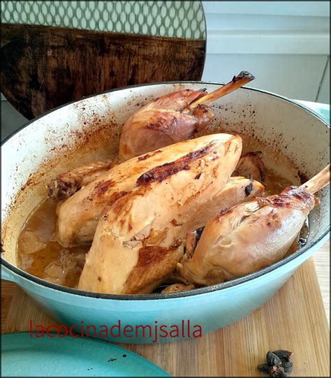 Añadiendo líquido y especias a la cocotte