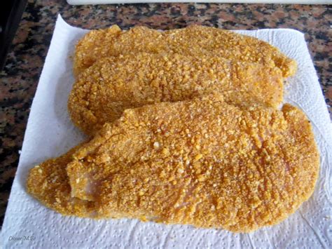 Filetes de pavo rebozados antes de hornear