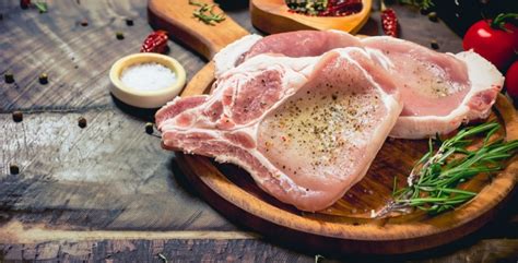 Ingredientes frescos para chuletas de cerdo